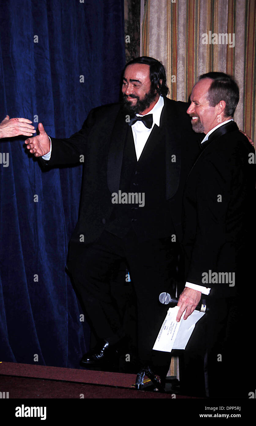 Aug. 17, 2006 - K11444Rh.Musicares Tribute dinner to Honor Pavarotti.Luciano Pavarotti and Michael Green. Rose Hartman -    1998.LUCIANOPAVAROTTIRETRO(Credit Image: © Globe Photos/ZUMAPRESS.com) Stock Photo
