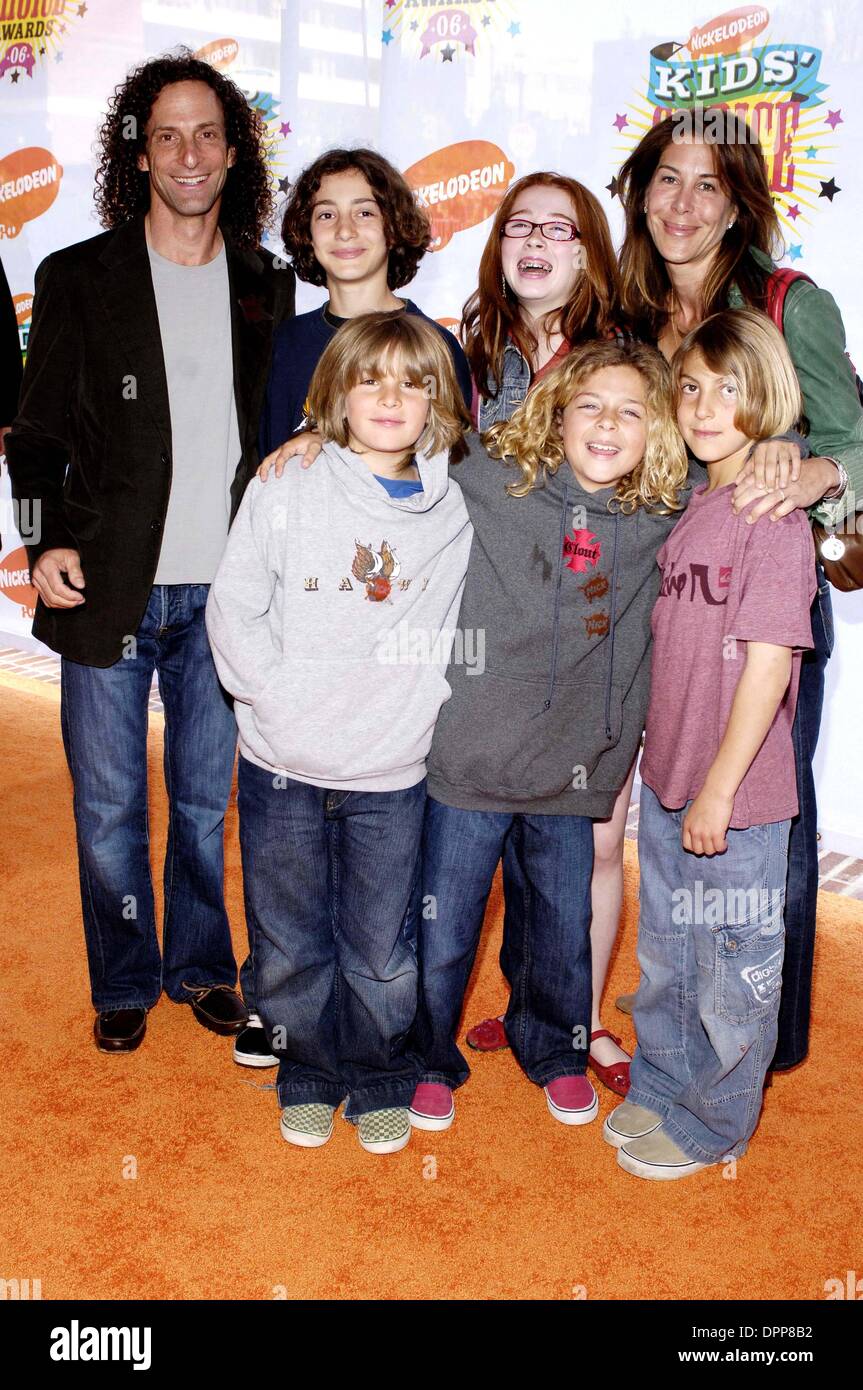 Apr. 2, 2006 - Westwood, CALIFORNIA, USA - K47411VG.KIDS CHOICE AWARDS HELD AT POLY PAVILLION HOTEL ON THE CAMPUS OF UCLA IN WESTWOOD ON APRIL 1, 2006.KENNY G AND FAMILY. COVERUP /    2006(Credit Image: © Globe Photos/ZUMAPRESS.com) Stock Photo
