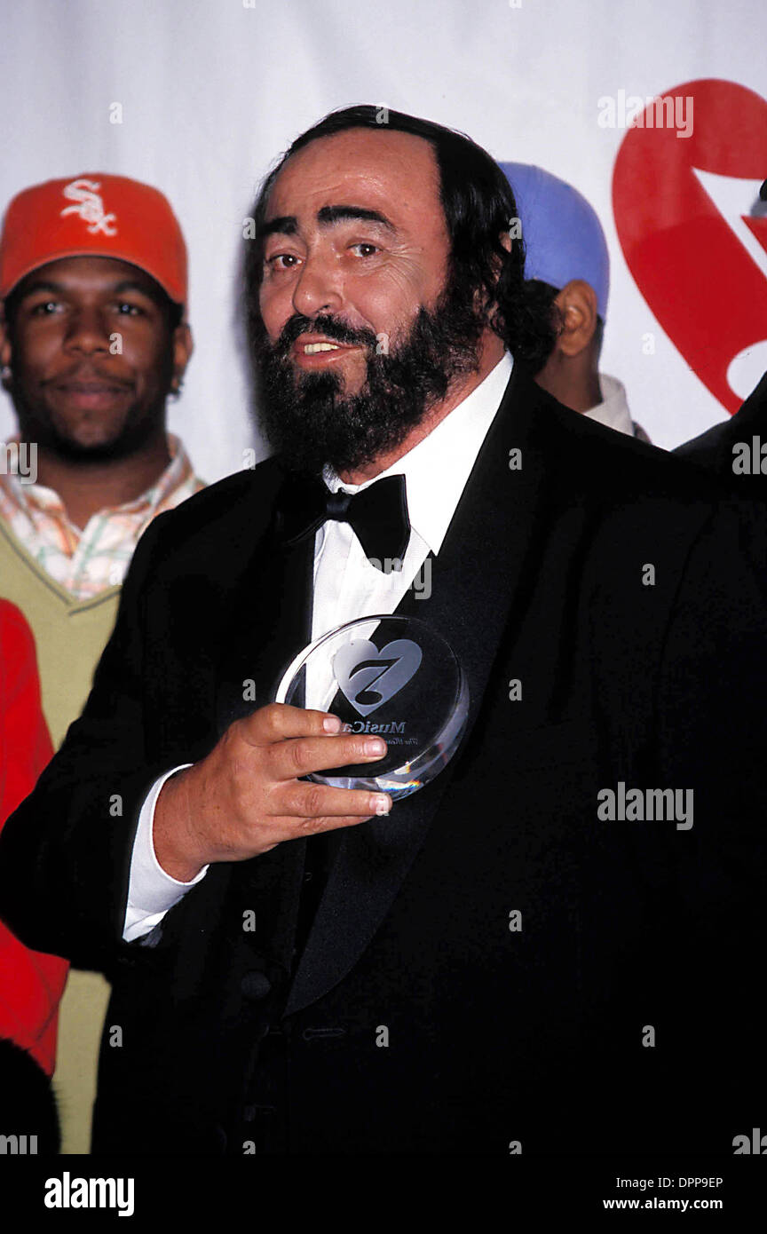 Aug. 17, 2006 - K11980WW.Pavarotti and Friends in War Child Benefit Concert for Liberia..Luciano Pavarotti . Walter Weissman -    1998.LUCIANOPAVAROTTIRETRO(Credit Image: © Globe Photos/ZUMAPRESS.com) Stock Photo