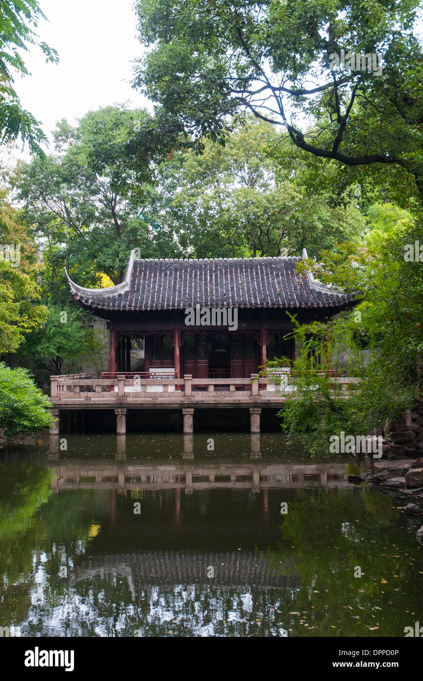 Pavilion within the Yu Yuan ( Yu Gardens or Jade Garden ) at Shanghai Stock Photo