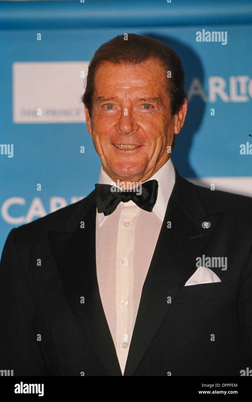 Mar. 30, 2006 - ROGER MOORE AT THE LUCEUM THEATRE FOR THE PRINCE CHARLES BIRTHDAY GALA 10-28-1998. UPPA-(Credit Image: © Globe Photos/ZUMAPRESS.com) Stock Photo