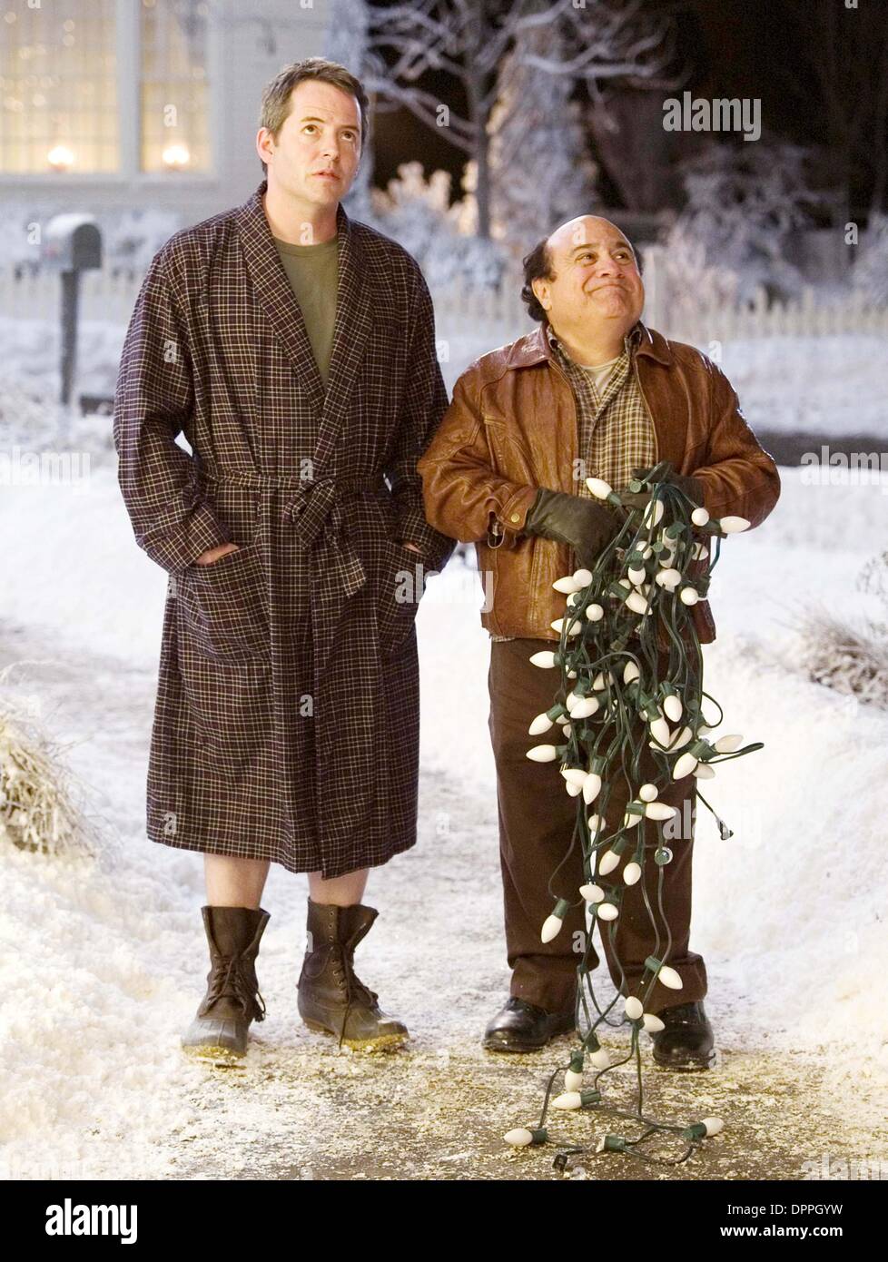 Oct. 19, 2006 - Steve Finch (Matthew Broderick) is unhappy with the way Buddy Hall (Danny DeVito has festooned BuddyÃ•s house with overpowering holiday lights.K51213ES.'' DECK THE HALLS ''.TV-FILM STILL. SUPPLIED BY    2006.(Credit Image: © Globe Photos/ZUMAPRESS.com) Stock Photo