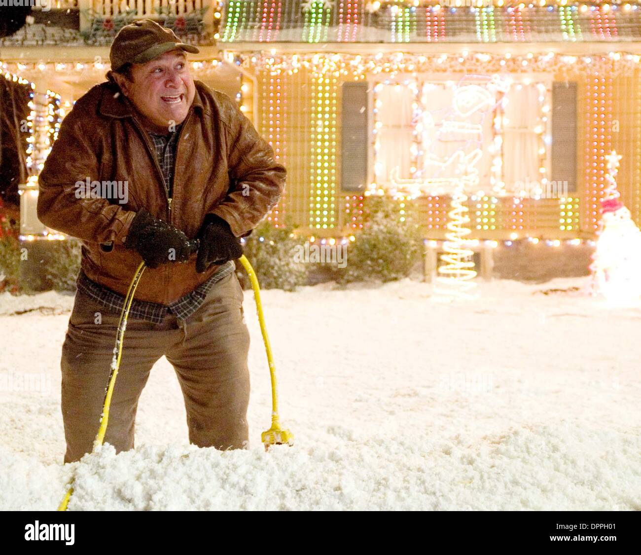 Oct. 20, 2006 - Buddy Hall (Danny DeVito) is seconds away from turning his house into the ultimate high-voltage holiday extravaganza.K51213ES.'' DECK THE HALLS ''.TV-FILM STILL. SUPPLIED BY    2006.(Credit Image: © Globe Photos/ZUMAPRESS.com) Stock Photo