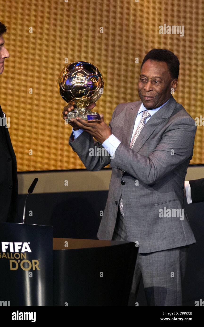 Zurich, Switzerland. 13th Jan, 2014. Pele Football / Soccer : Pele poses  with the FIFA Ballon d'or Prix d'Honneur trophy during the FIFA Ballon d'Or  2013 Gala at Kongresshaus in Zurich, Switzerland . ©