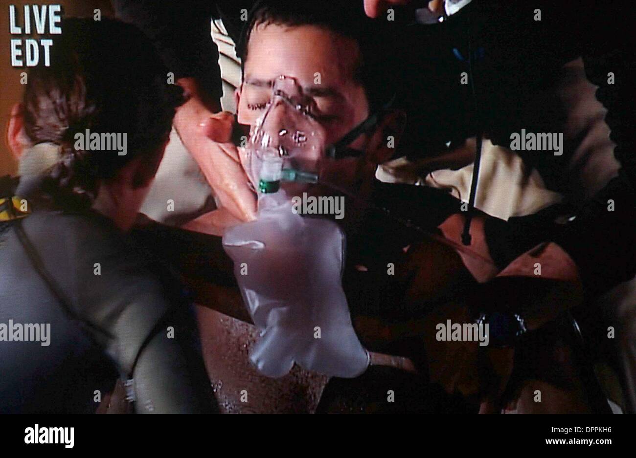 May 8, 2006 - K47754JBB.***VIDEO GRAB***.DAVID BLAINE EXITS HIS SPHERE WITHOUT SETTING HIS WORLD RECORD FOR HOLDING HIS BREATHE. LINCOLN CENTER, NEW YORK CITY. .05-08-2006.SUPPLIED BY    2006.DAVID BLAINE(Credit Image: © Globe Photos/ZUMAPRESS.com) Stock Photo