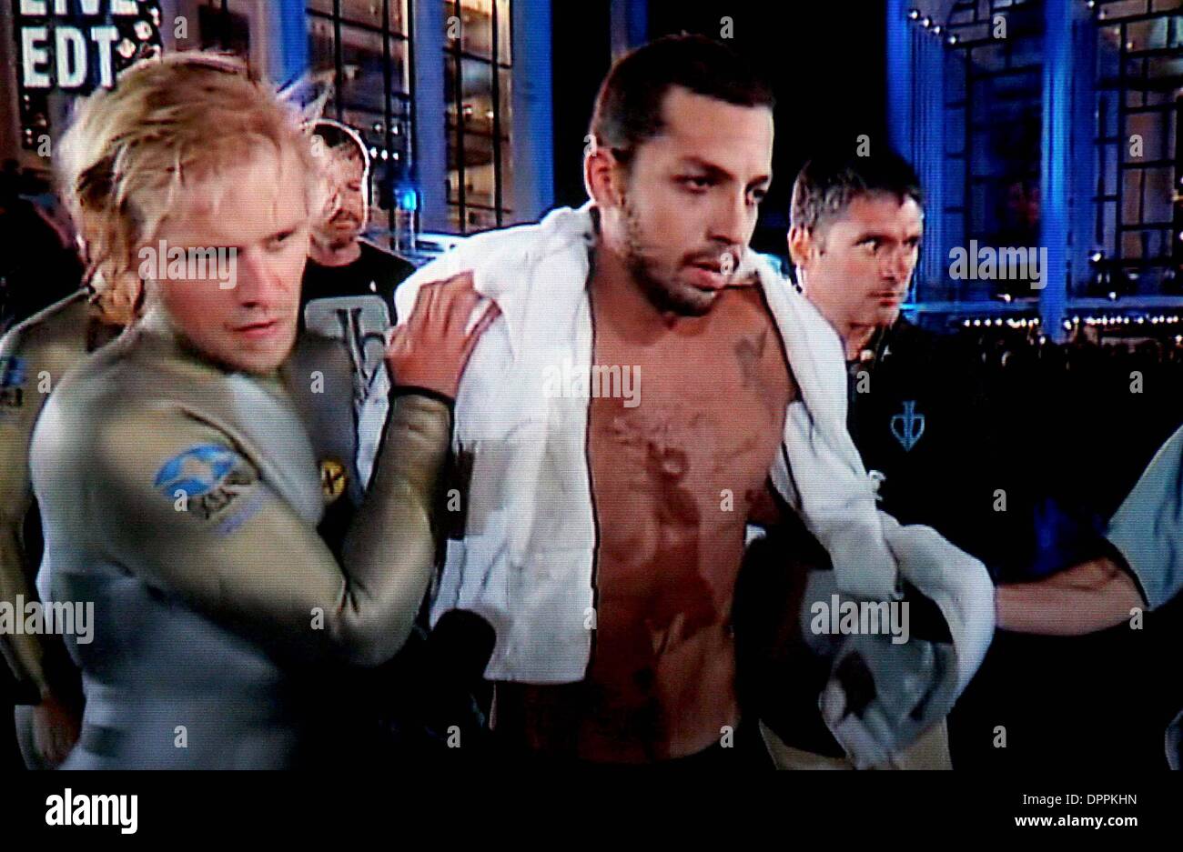 May 8, 2006 - K47754JBB.***VIDEO GRAB***.DAVID BLAINE EXITS HIS SPHERE WITHOUT SETTING HIS WORLD RECORD FOR HOLDING HIS BREATHE. LINCOLN CENTER, NEW YORK CITY. .05-08-2006.SUPPLIED BY    2006.DAVID BLAINE(Credit Image: © Globe Photos/ZUMAPRESS.com) Stock Photo