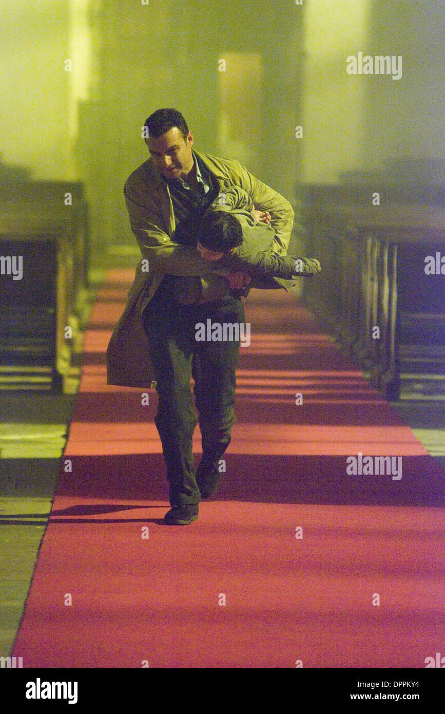 May 25, 2006 - O-179  Preparing to make the ultimate sacrifice, Robert Thorn (Liev Schreiber) carries a screaming Damien (Seamus Davey-Fitzpatrick) into a church.          .K48087ES.TV-FILM STILL. SUPPLIED BY    THE OMEN(Credit Image: © Globe Photos/ZUMAPRESS.com) Stock Photo