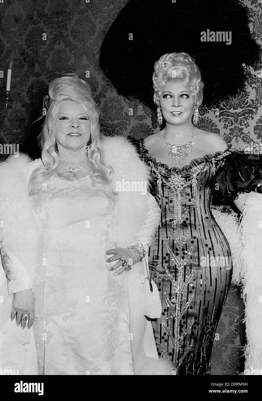 July 17, 2006 - MAE WEST STANDS IN FRONT OF WAX FIGURE OF HERSELF AS SHE WAS IN ''SHE DONE HIM WRONG'' DURING CEREMONIES AT MOVIELAND WAX MUSEUM. DEREK-(Credit Image: © Globe Photos/ZUMAPRESS.com) Stock Photo