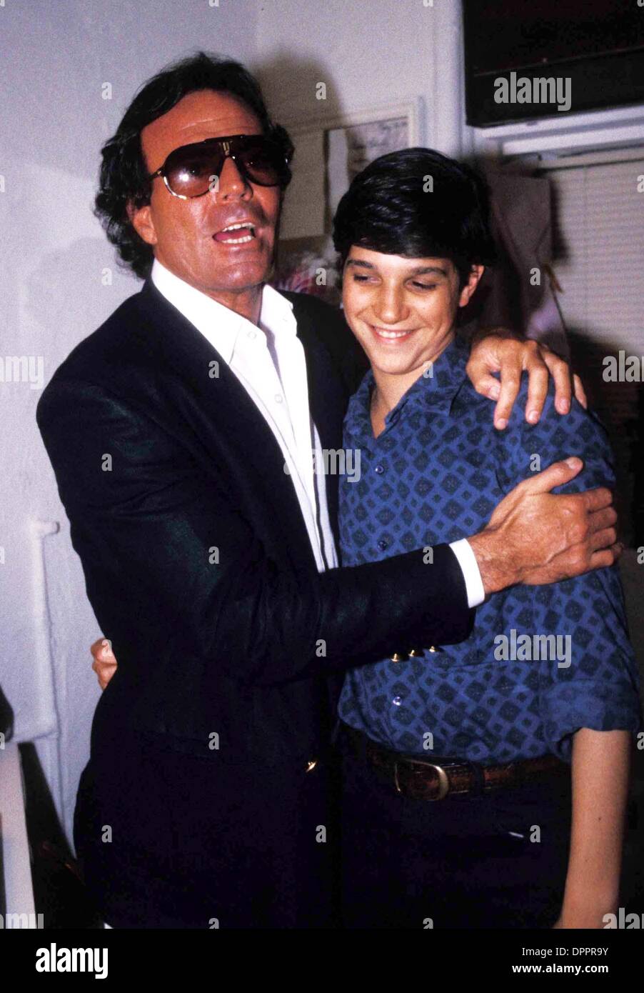 June 1, 2006 - F3060.JULIO IGLESIAS RALPH MACCHIO. CORKERY- 1986(Credit