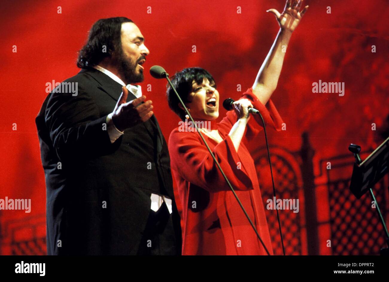 Aug. 22, 2006 - Liza Minnelli and Luciano Pavarotti in Concert..Modena, Italy.. Massimo-UnitalPress-   -    1996.LUCIANOPAVAROTTIRETRO(Credit Image: © Globe Photos/ZUMAPRESS.com) Stock Photo