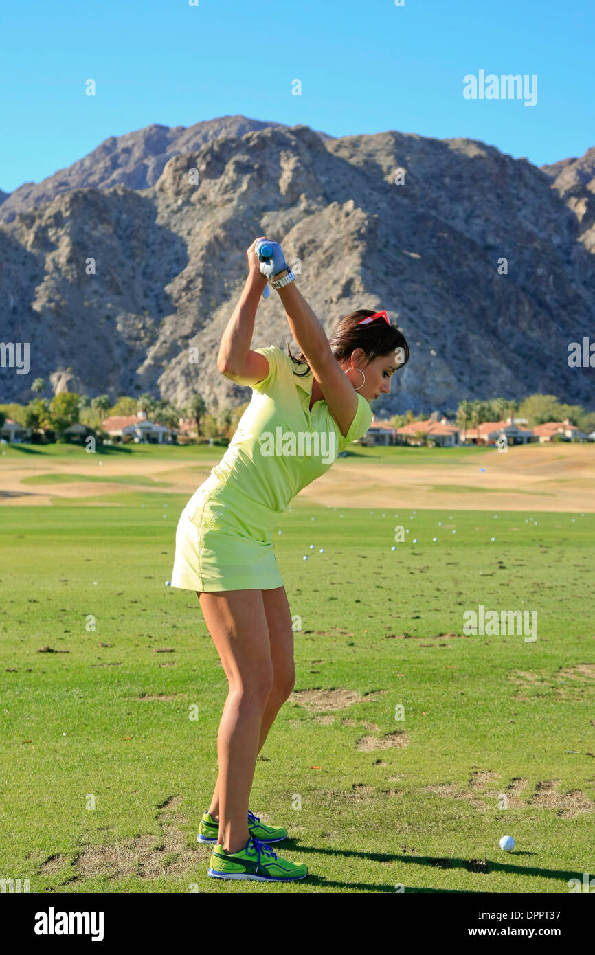 Holly Sonders Presenter On The Golf Channel Practices Her