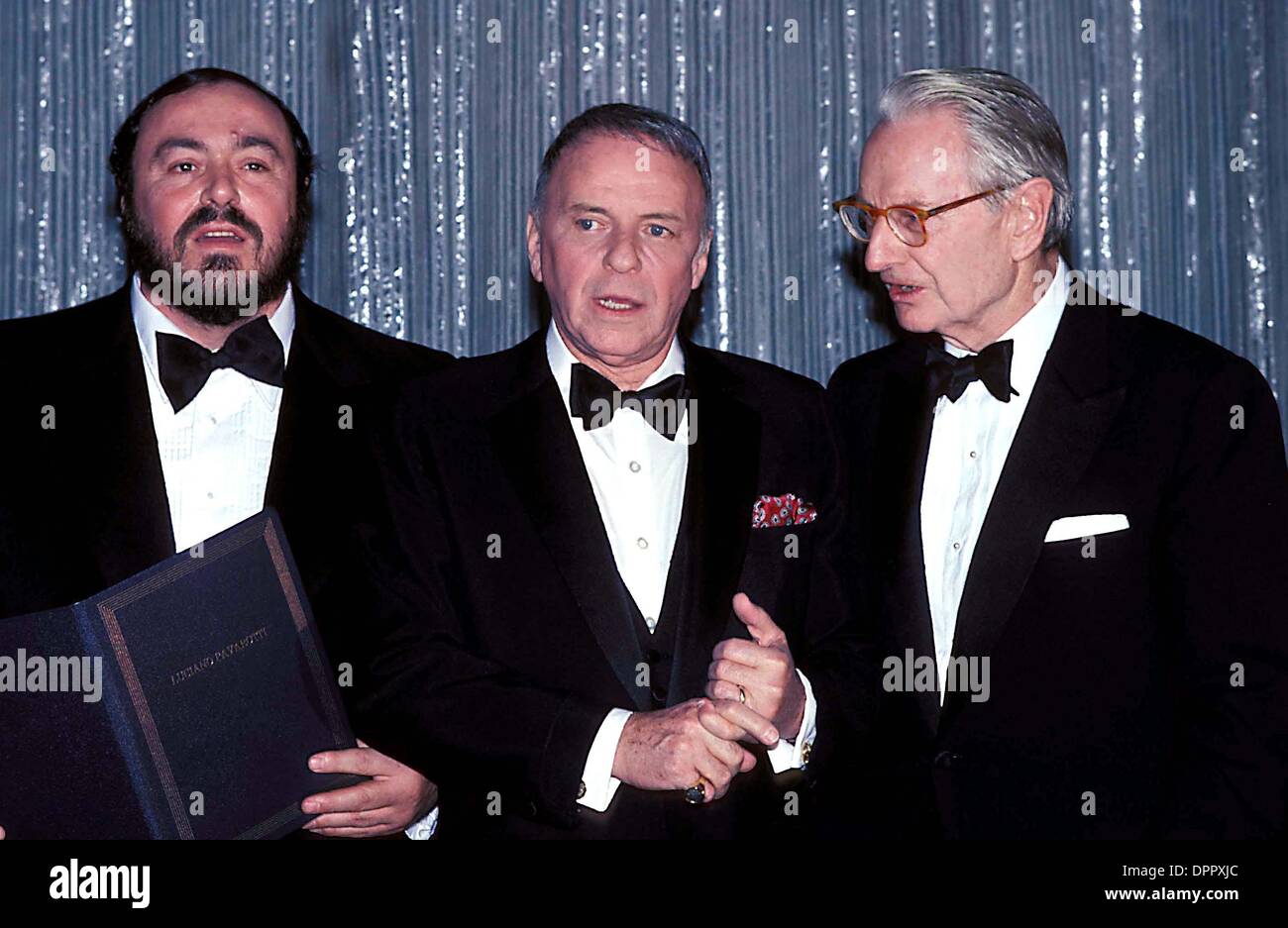 Aug. 16, 2006 - Luciano Pavarotti and Frank Sinatra.with George Sherling.    1986 .LUCIANOPAVAROTTIRETRO(Credit Image: © Globe Photos/ZUMAPRESS.com) Stock Photo