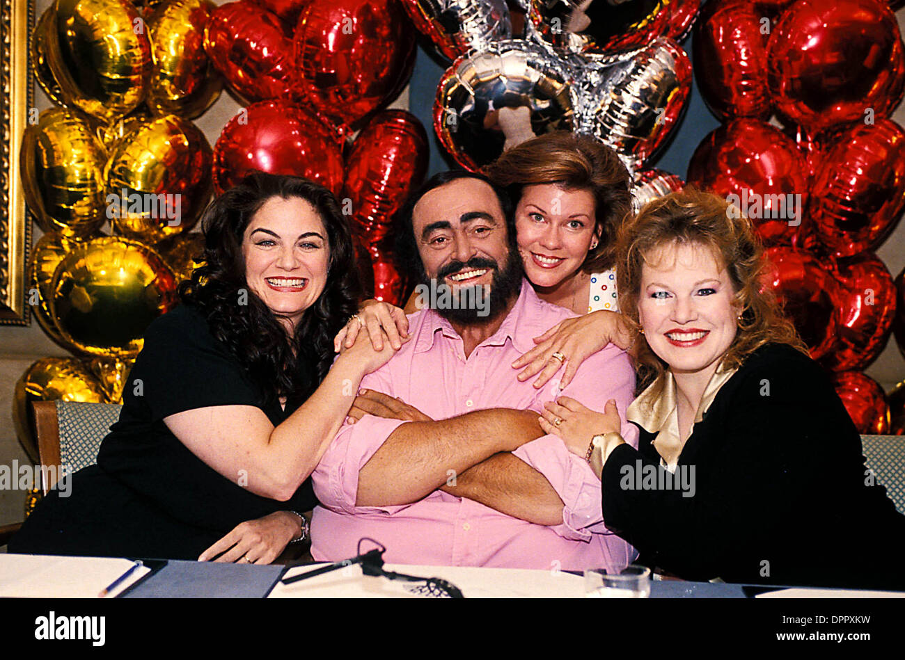 Aug. 17, 2006 - Kallen Esperian, Luciano Pavarotti , Kathleen Casello, and Cynthia Lawrence. UPPA -   -    1999.LUCIANOPAVAROTTIRETRO(Credit Image: © Globe Photos/ZUMAPRESS.com) Stock Photo
