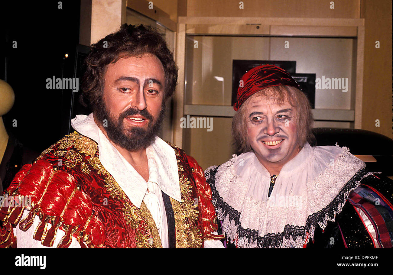 Aug. 17, 2006 - Luciano Pavarotti. John Barrett -    1988.LUCIANOPAVAROTTIRETRO(Credit Image: © Globe Photos/ZUMAPRESS.com) Stock Photo