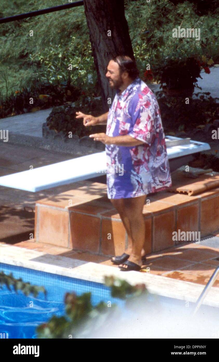 Aug. 21, 2006 - Luciano Pavarotti.   -    1987.LUCIANOPAVAROTTIRETRO(Credit Image: © Globe Photos/ZUMAPRESS.com) Stock Photo