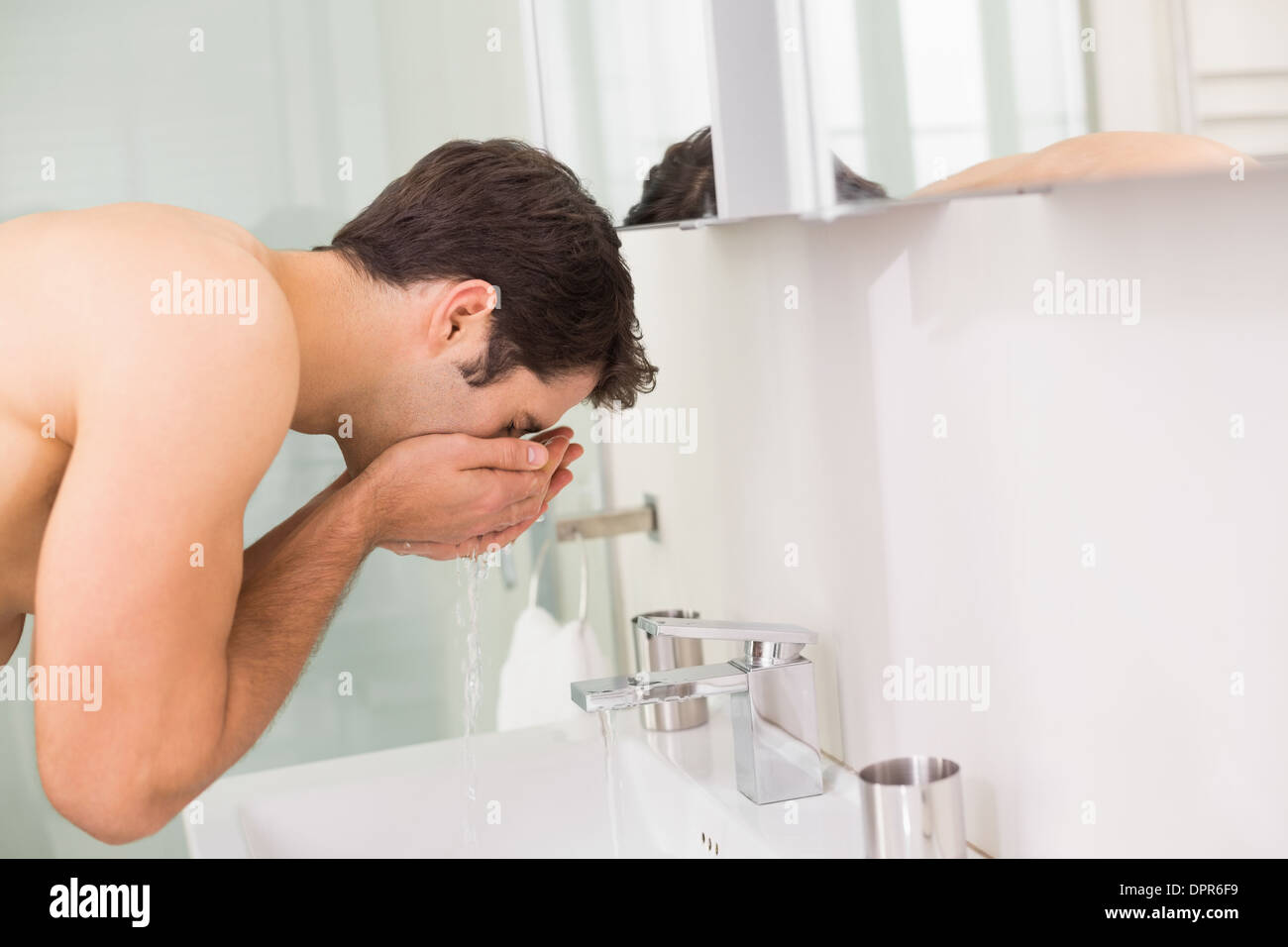 Резкий воздух омыл лицо. Мужчина умывается фото. Мужчина умывается в ванной. Мужчина бреется в ванной. Врач умывается в шапочке фото и видео.