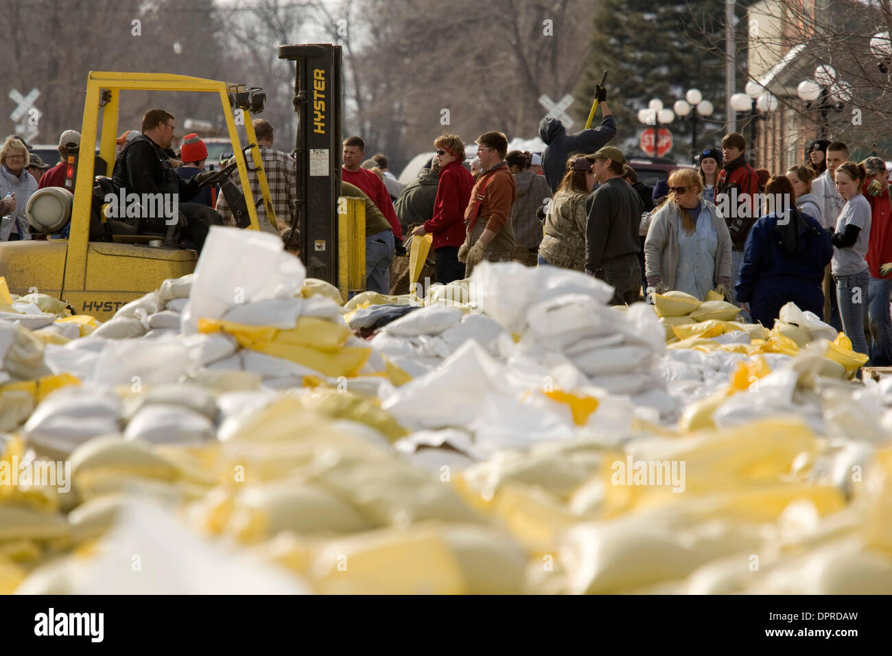 Mar 29, 2009 Hendrum, Minnesota, USA Dozens of volunteers fill sandbags in the middle of