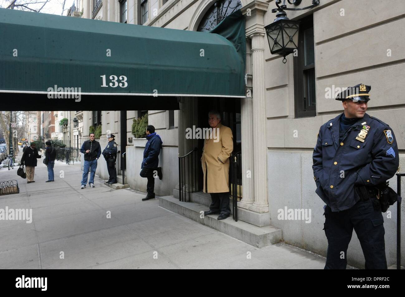 Feb 07 2009 Manhattan New York Usa Entrance To Bernard Madoffs Building Rev Al 8754