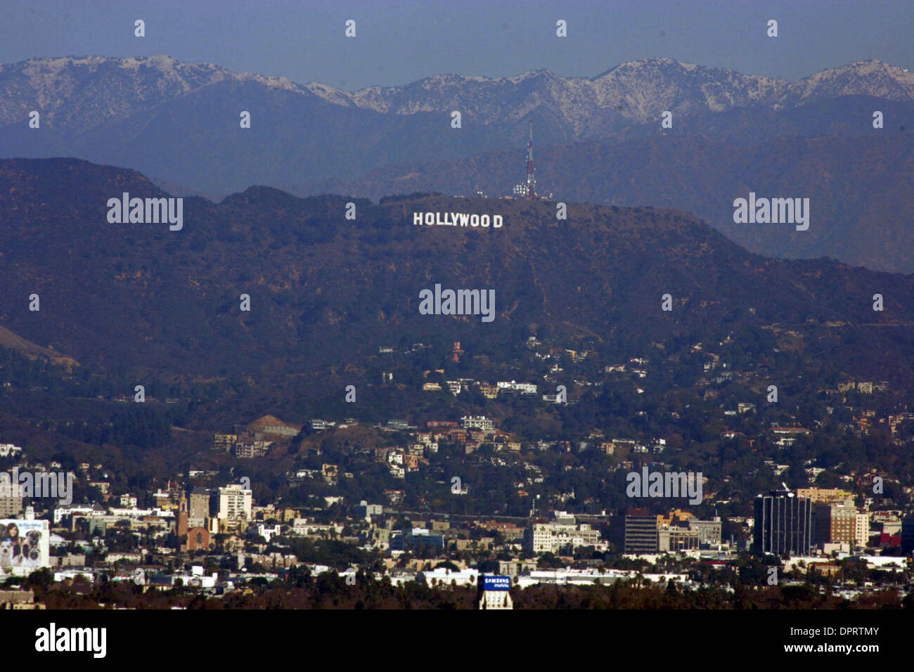 Dec 19, 2008 - Los Angeles, California, USA - Smog shrouds the sky of