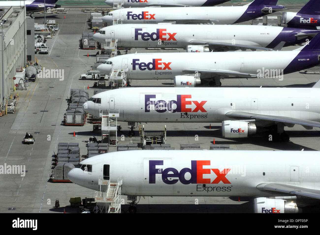 Federal express cargo jets hi-res stock photography and images - Alamy