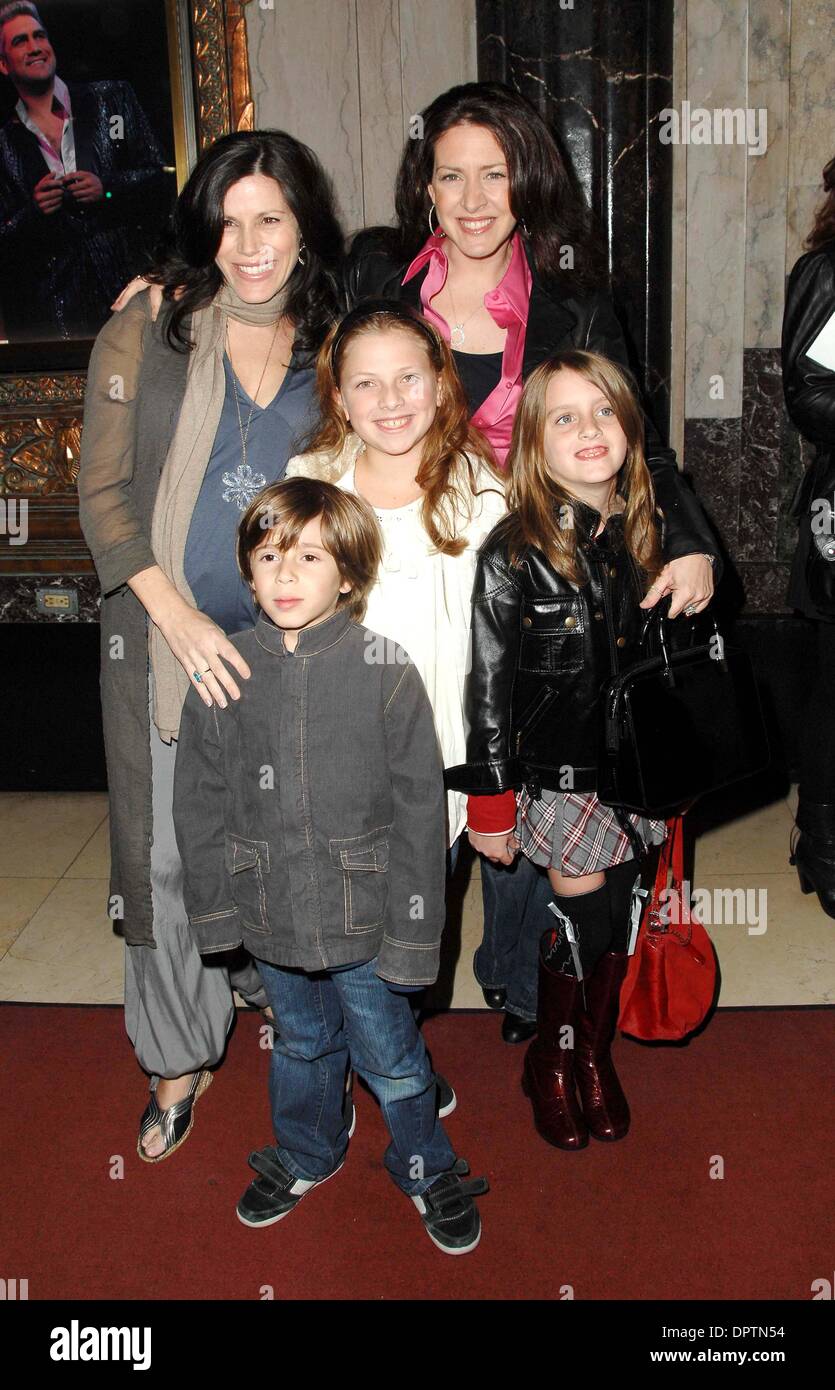 K61398SK.Opening Night of ''Grease'' at the Pantages Theatre in Los Angeles, CA 03-10-2009.Photo by Scott Kirkland-Globe Photos.JOELY FISHER and family.(Credit Image: © Scott Kirkland/Globe Photos/ZUMAPRESS.com) Stock Photo