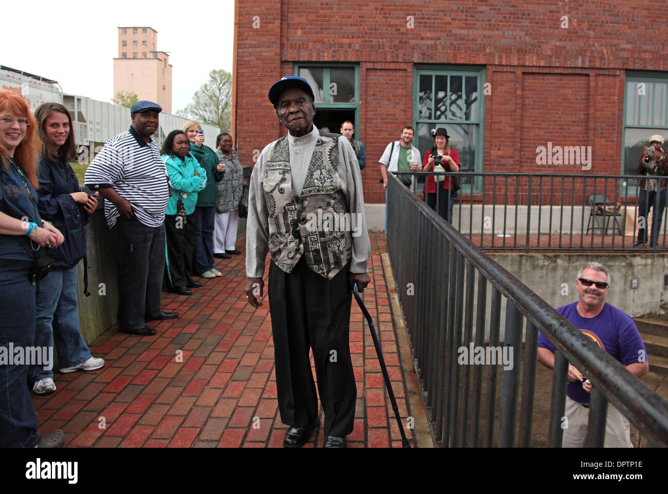 Apr 18, 2009 - Clarksdale, Mississippi, USA - David 'Honeyboy' Edwards, 94, walks to the Delta Blues Museum stage to perform in downtown Clarksdale during the 6th annual Juke Joint Festival which showcases Mississippi Delta Blues music. Honeyboy a Grammy award winner continues to tour as one of the oldest Delta blues players and is credited with writing 'Sweet  Home Chicago.' The a Stock Photo