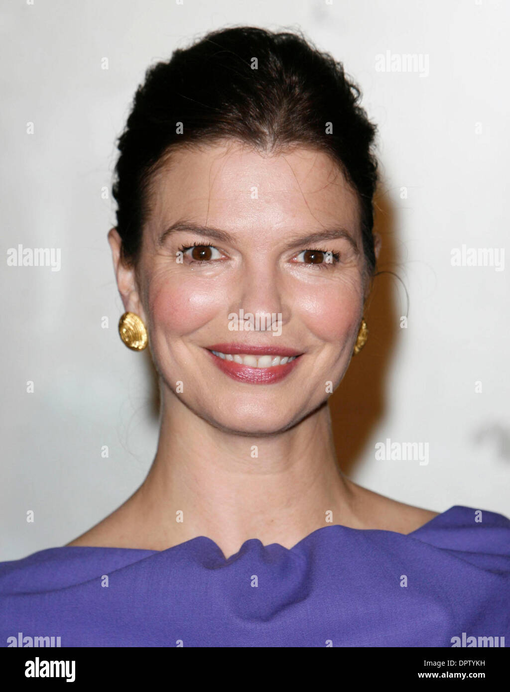 Ikki yigit yosh qizni sikishdi