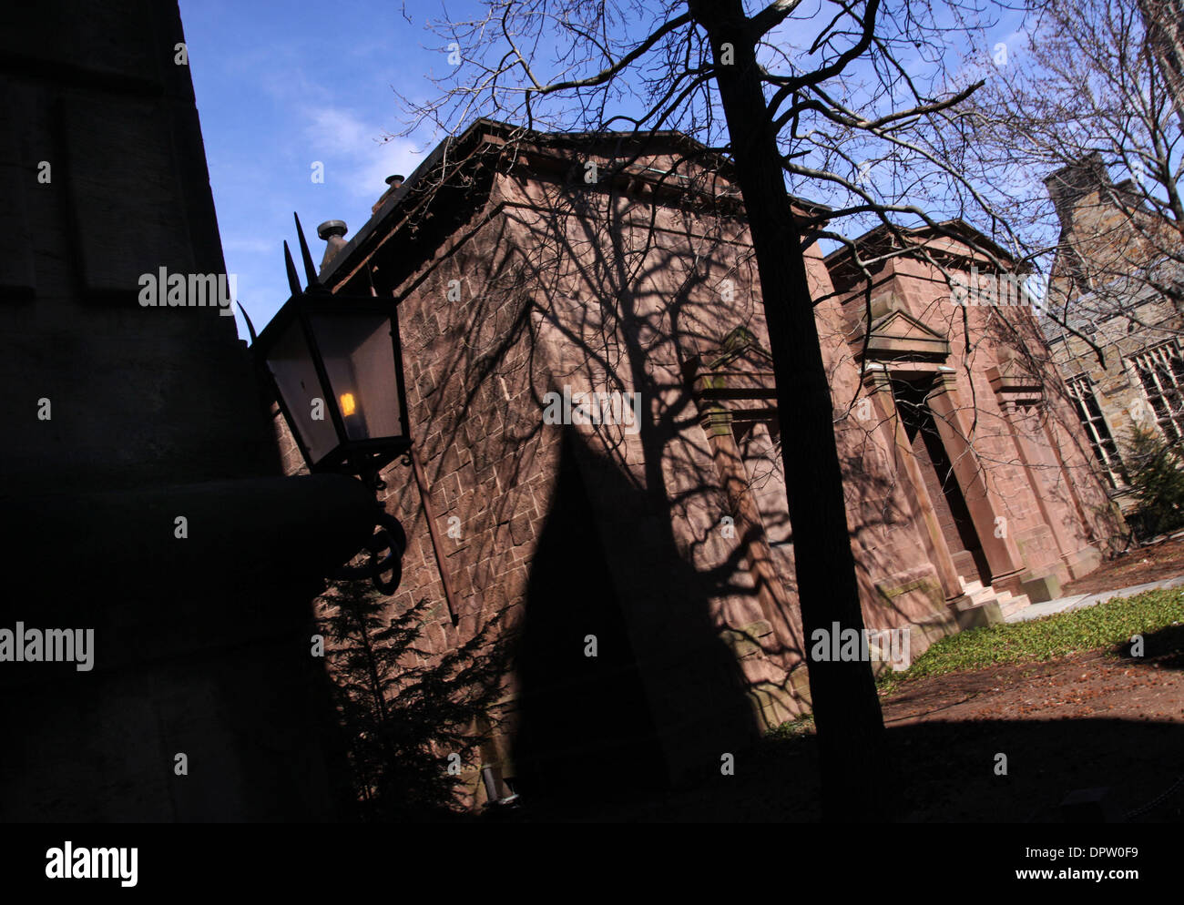 Skull and bones yale hi-res stock photography and images - Alamy