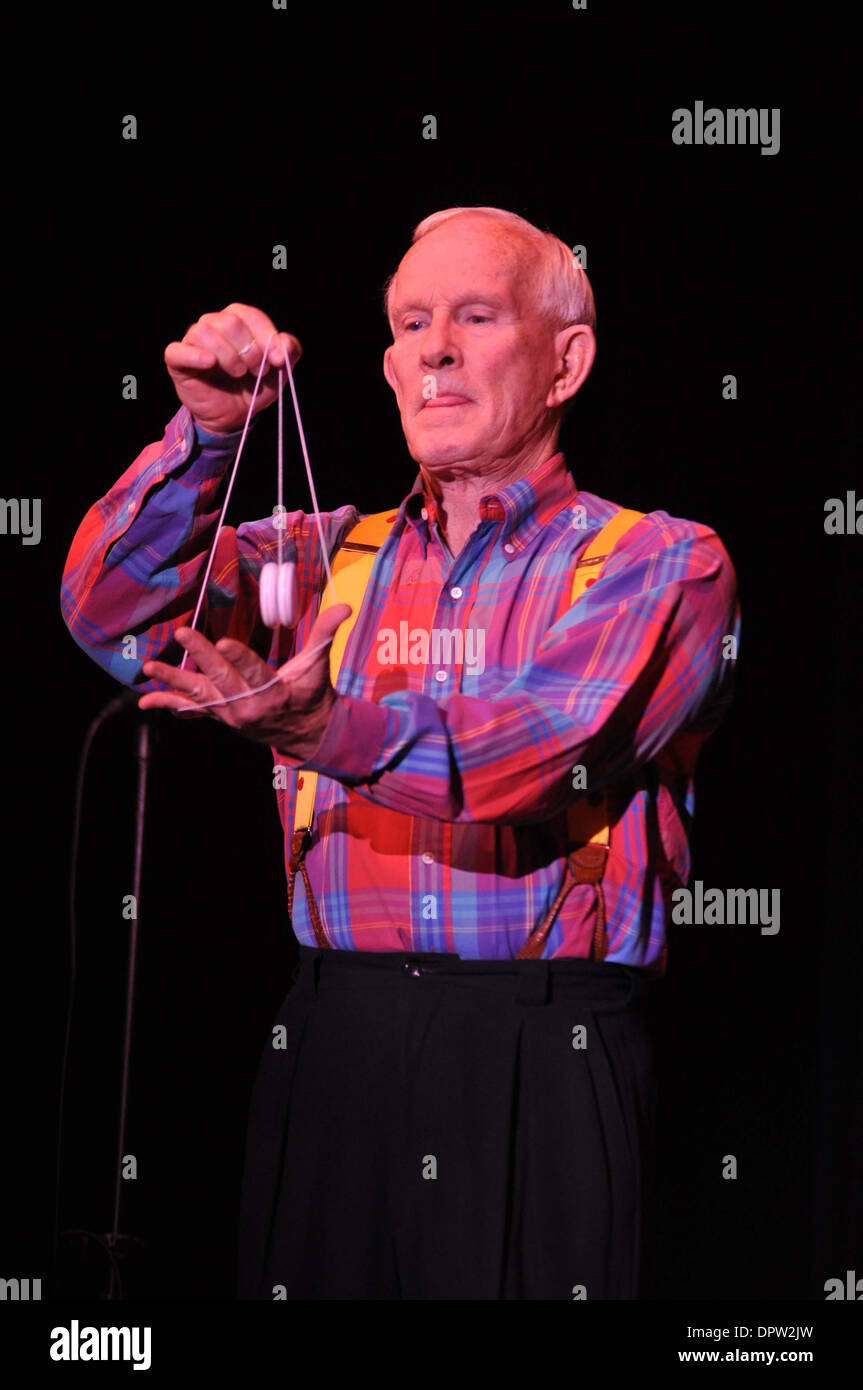 Tom smothers hi-res stock photography and images - Alamy