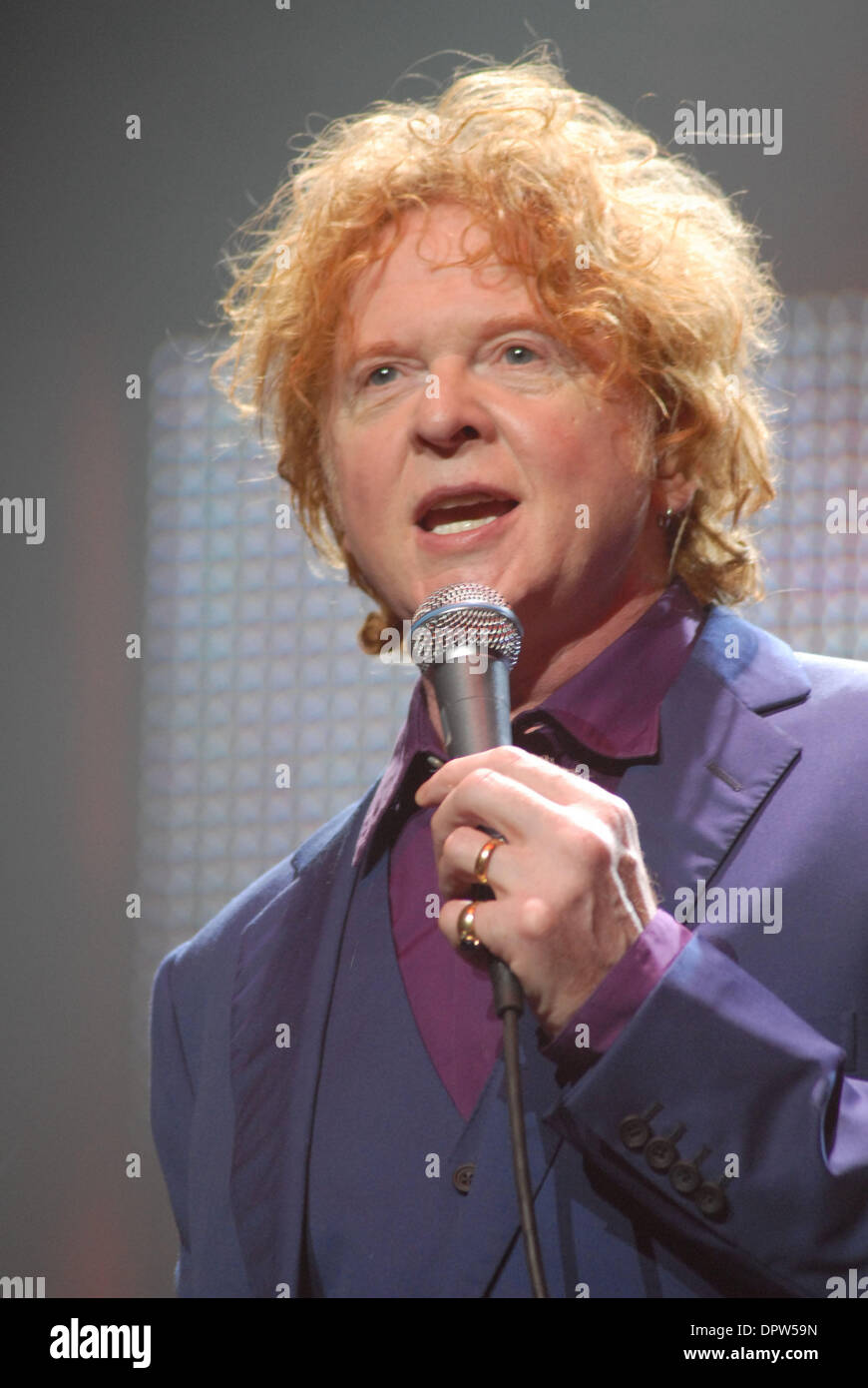 Mick hucknall simply red performing hi-res stock photography and images -  Alamy