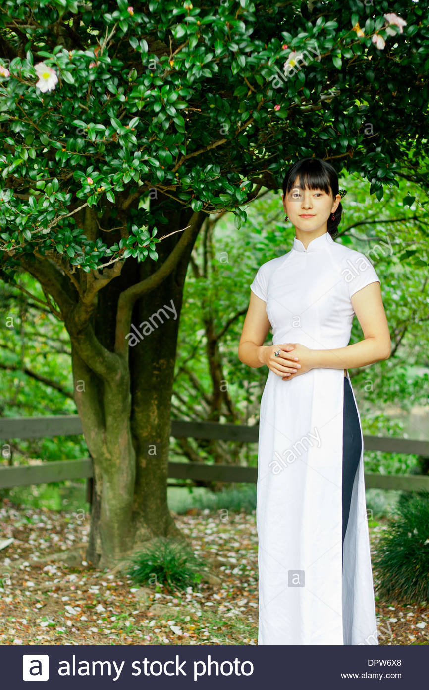 Traditional vietnamese woman hi-res stock photography and images - Alamy