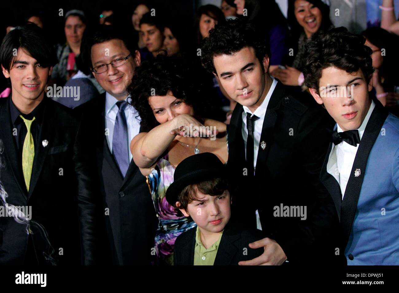 JOE JONAS, PAUL KEVIN JONAS SR., DENISE JONAS, FRANKIE, NICK JONAS