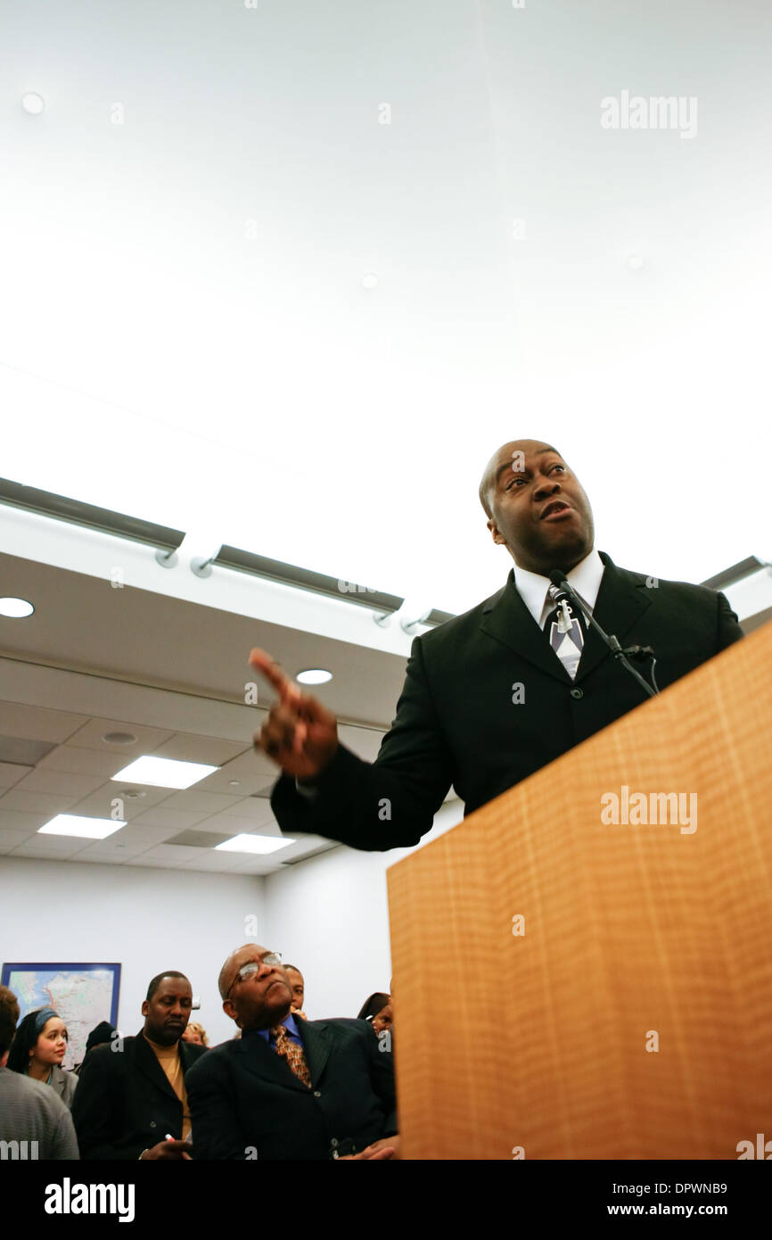 Jan 08, 2009 - Oakland, California, USA - An unnamed man speaks to the BART Board members regarding the wrongful death of Oscar Grant who was killed by a BART Police Officer January 1, 2009. (Credit Image: © Andre Hermann/ZUMApress.com) Stock Photo