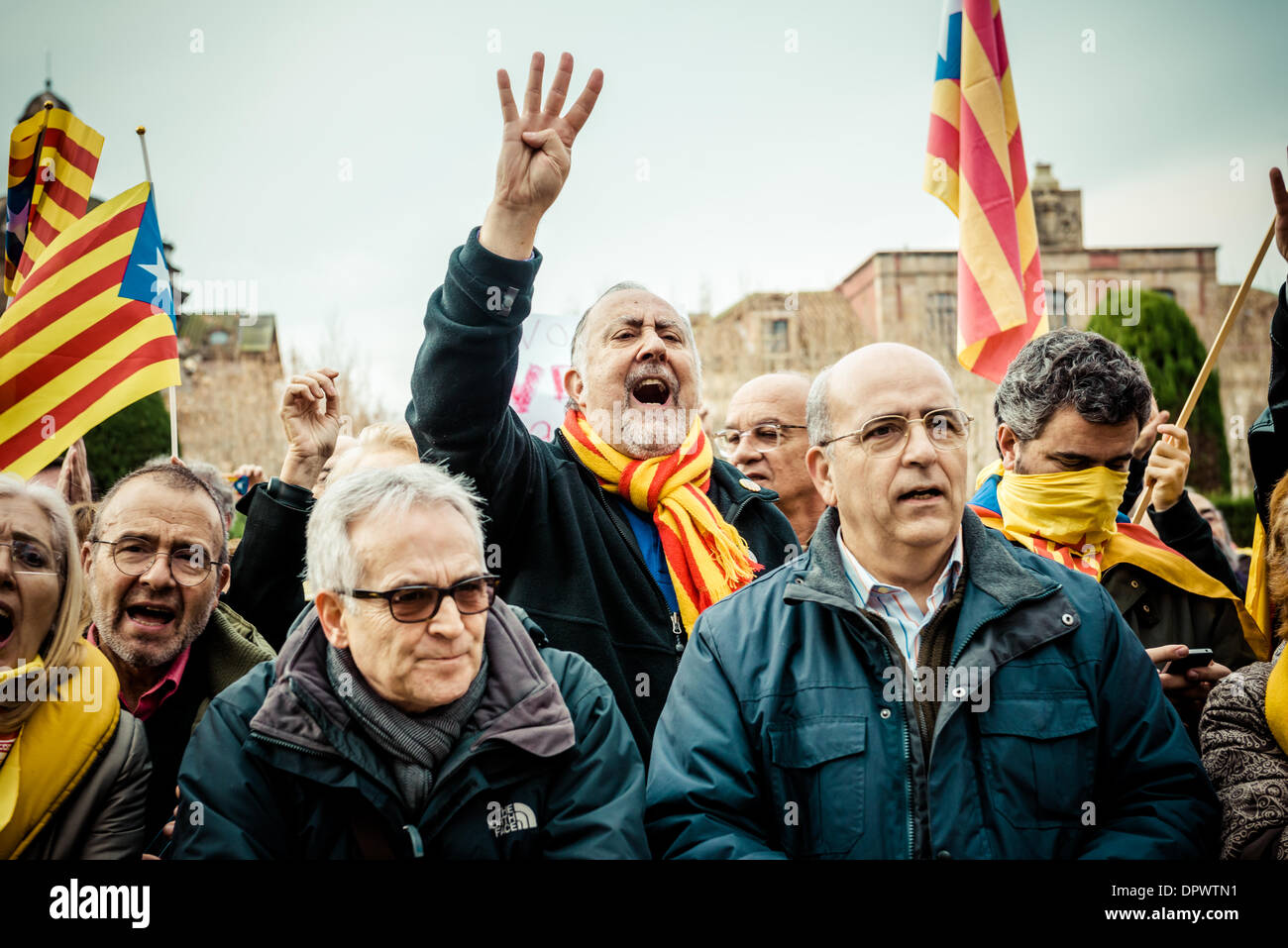 Barcelona, Spain. January 16th, 2014: Some hundred pro-independence Catalans manifest their support for their parliamentarians who want to bring the question about a referendum into the Spanish congress during an extraordinary plenum Credit:  matthi/Alamy Live News Stock Photo