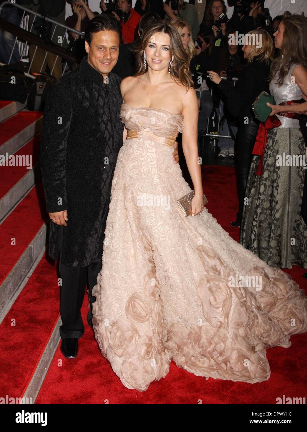 May 04, 2009 - New York, New York, USA - LIZ HURLEY and ARUN NAYAR attend the Costume Institute Gala opening of 'The Model as Muse: Embodying Fashion' held at the Metropolitan Museum of Art. (Credit Image: Â© Nancy Kaszerman/ZUMA Press) Stock Photo