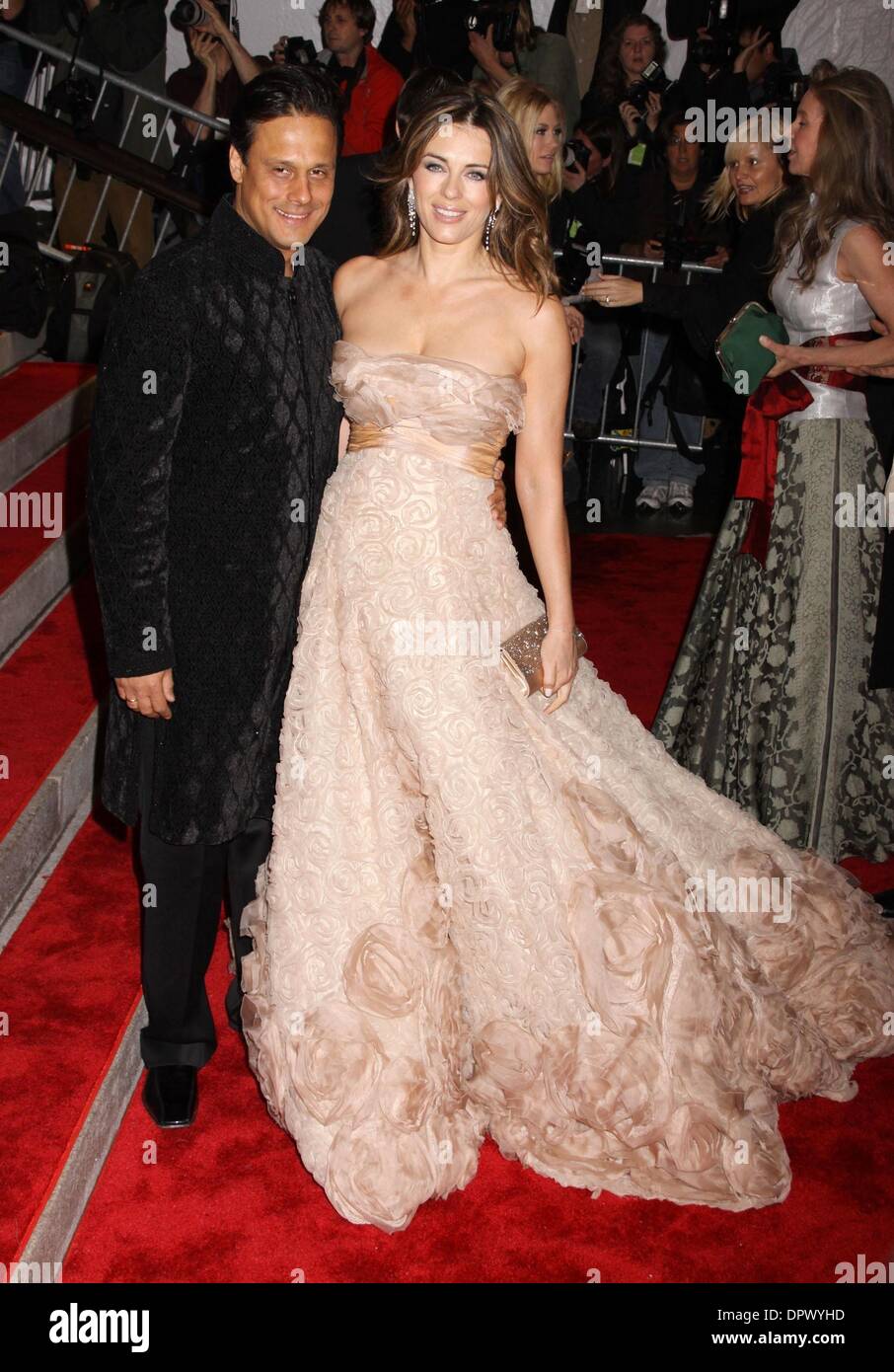 May 04, 2009 - New York, New York, USA - LIZ HURLEY and ARUN NAYAR attend the Costume Institute Gala opening of 'The Model as Muse: Embodying Fashion' held at the Metropolitan Museum of Art. (Credit Image: Â© Nancy Kaszerman/ZUMA Press) Stock Photo