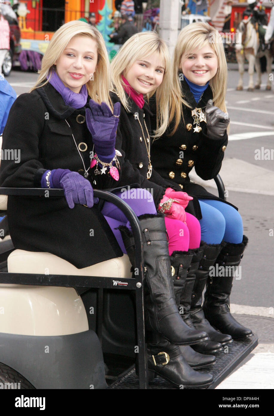 82nd annual macys thanksgiving day parade hi-res stock photography and  images - Alamy, image size:916x1390