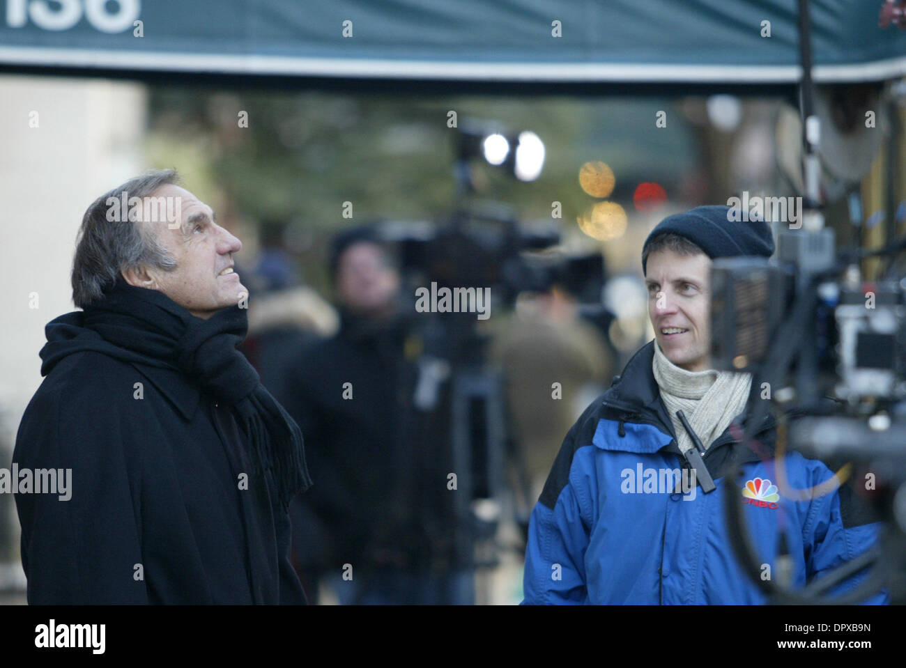 Jan 12, 2009 - Manhattan, New York, USA - CARLOS REUTEMANN nicknamed 'LOLE' chats and smiles with a local cameraman while walking by coincidence by the Bernie Madoff's home along East 64th. St. in New York City. Carlos Reutemann is an Argentine former racing driver (who raced in Formula One from 1972 through 1982), and later a prominent politician in his native province of Santa Fe Stock Photo