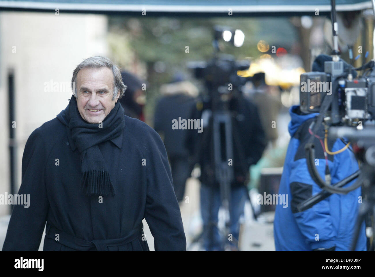 Jan 12, 2009 - Manhattan, New York, USA - CARLOS REUTEMANN nicknamed 'LOLE' chats and smiles with a local cameraman while walking by coincidence by the Bernie Madoff's home along East 64th. St. in New York City. Carlos Reutemann is an Argentine former racing driver (who raced in Formula One from 1972 through 1982), and later a prominent politician in his native province of Santa Fe Stock Photo