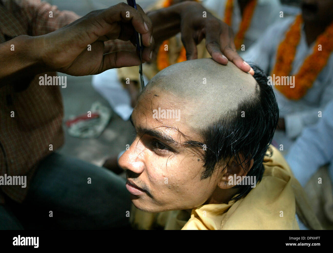 May 04, 2009 - New Delhi, India - An activist of 'All India Valmiki Mahapanchayat' shaves his head during a demonstration against inability of the Government and various political parties to pass a 'Inclusive of Votership' in their election manifesto. (Credit Image: © M Lakshman/M. Lakshman/ZUMA Press) Stock Photo