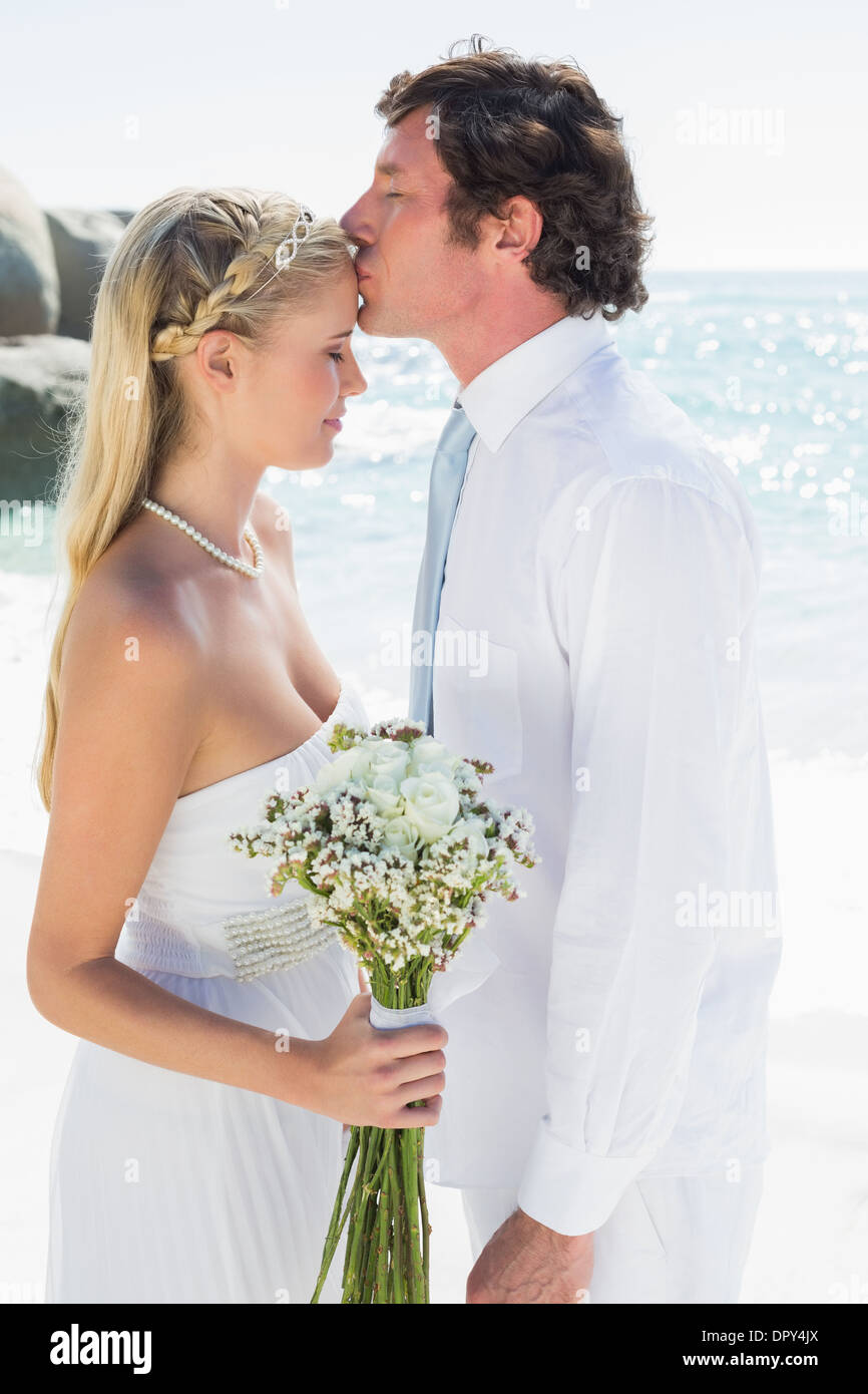 Wedding couple kissing on hi-res stock photography and images - Alamy