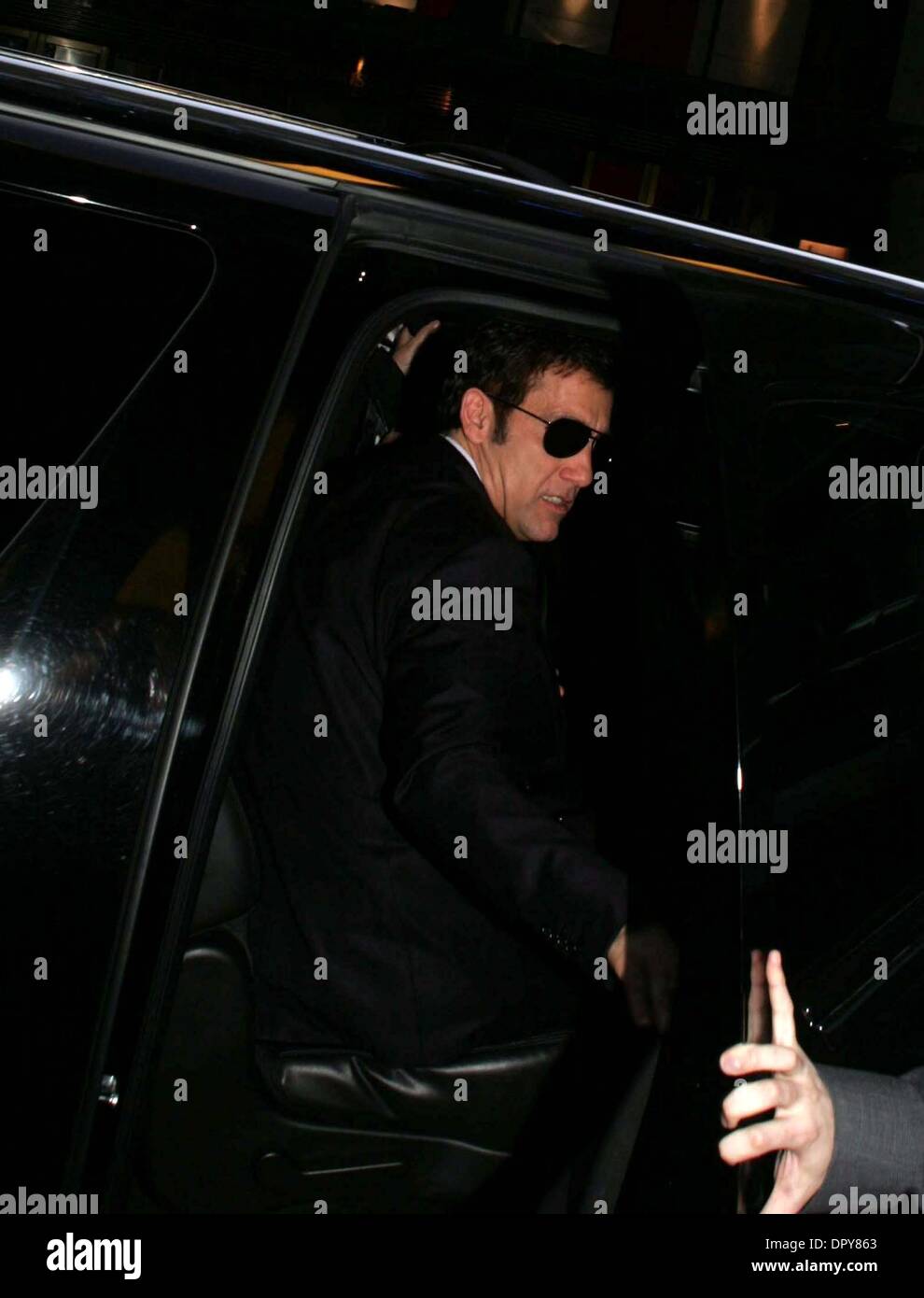 CLIVE OWEN hastily exits ''Late Night with Jimmy Fallon''. Rockefeller ...