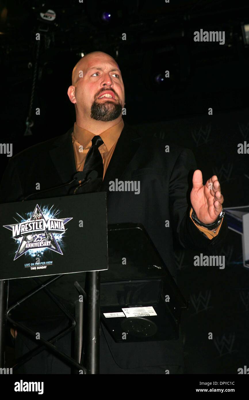 Big show wwe hi-res stock photography and images - Alamy