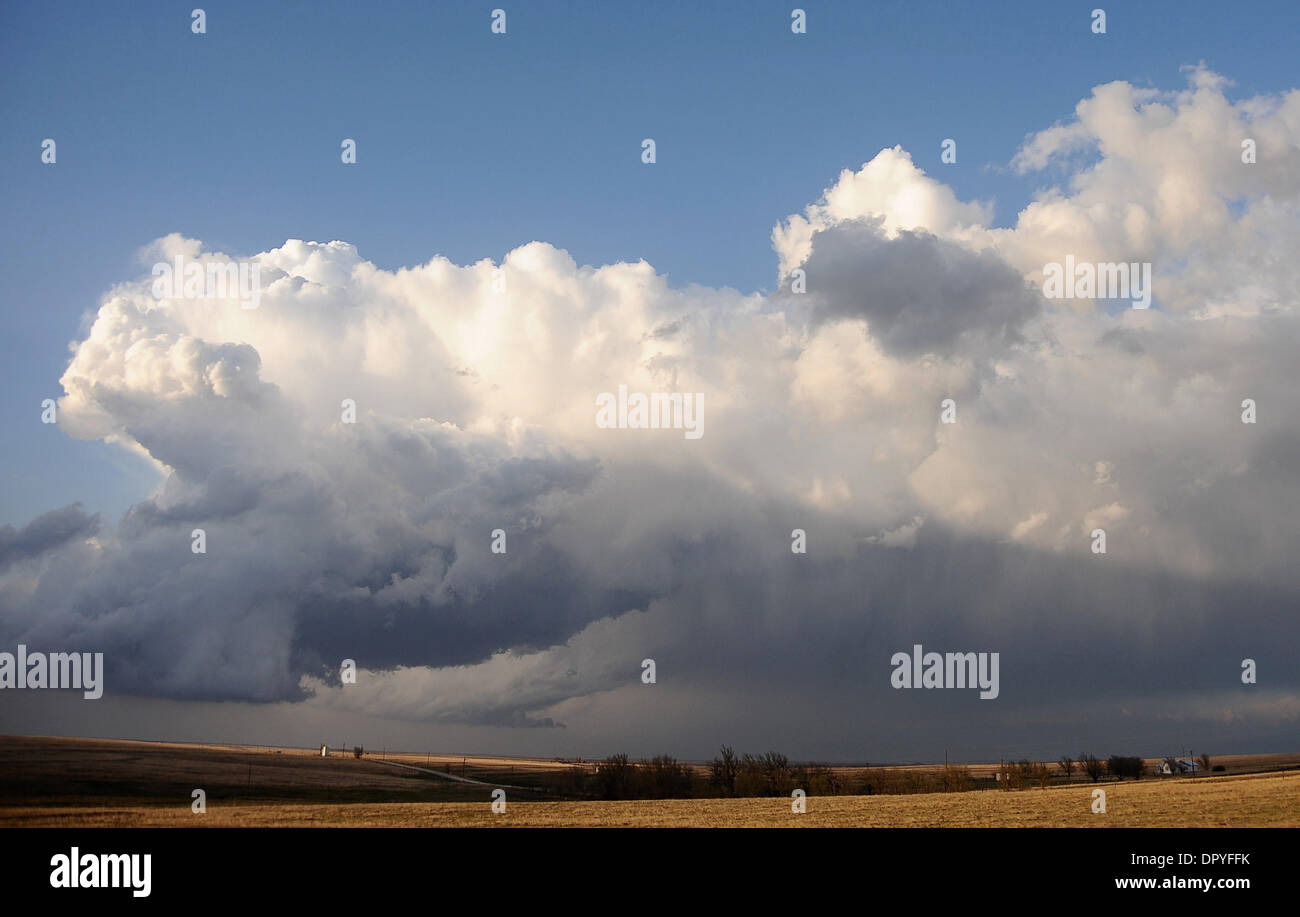 Apr 17, 2009 Perryton, Texas, USA Super cells and lightning cross
