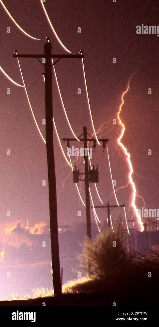 Apr 17, 2009 Perryton, Texas, USA Super cells and lightning cross