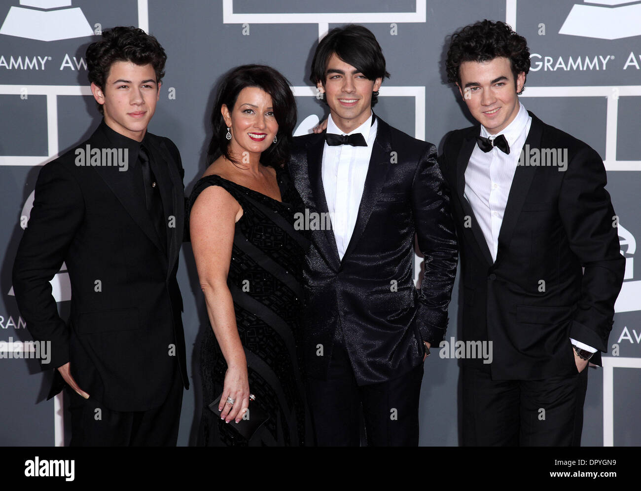 Feb 08, 2009 - Los Angeles, California, USA - Music group Jonas Brothers - (L-R) NICK JONAS, JOE JONAS and KEVIN JONAS with mother DENISE JONAS arriving on the red carpet at the 51st Grammy Awards held at the Staples Center in Los Angeles. (Credit Image: © Lisa O'Connor/ZUMA Press) Stock Photo