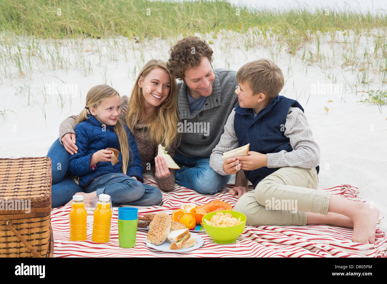 Food beach family hi-res stock photography and images - Alamy