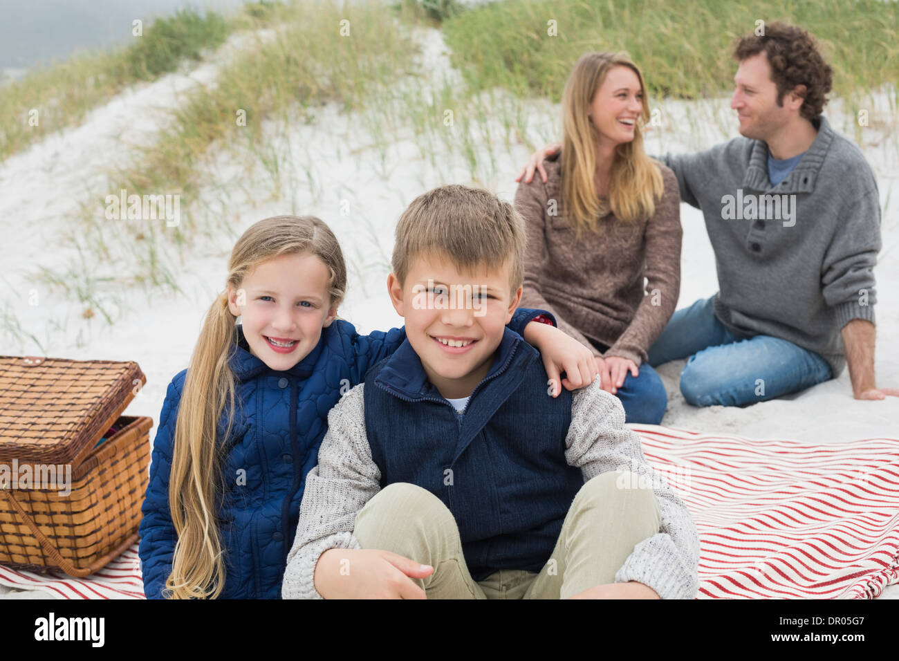 Family beach picnic lifestyle hi-res stock photography and images - Alamy