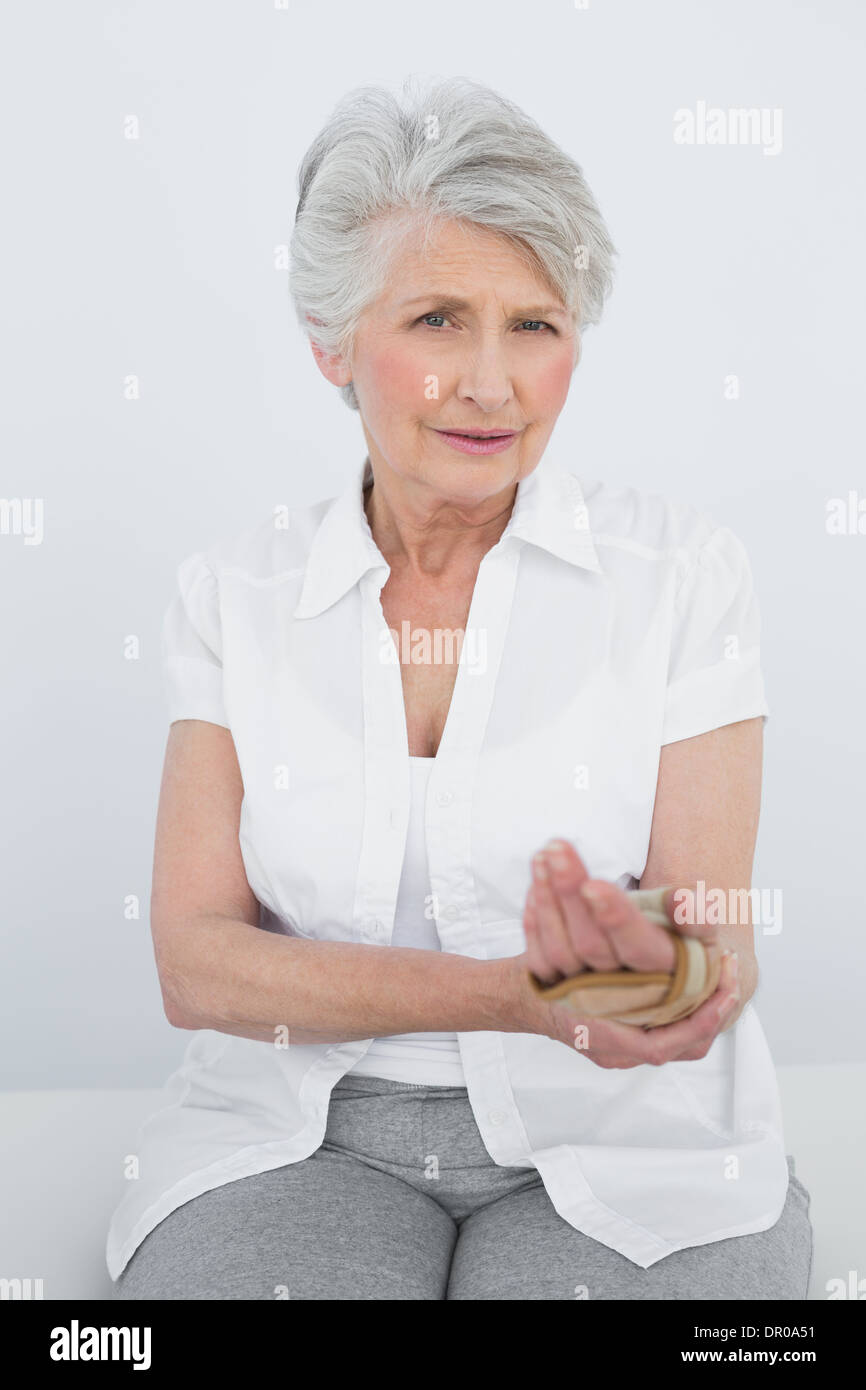 portrait-of-a-senior-woman-with-hand-in-wrist-brace-DR0A51.jpg