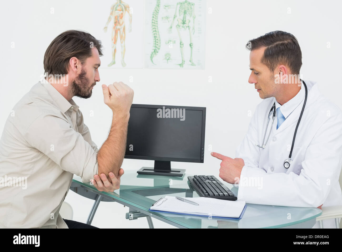 Врач который смотрит органы. Врач и пациент за столом. Врач мужчина. Разговор в кабинете врача. Доктор объясняет.